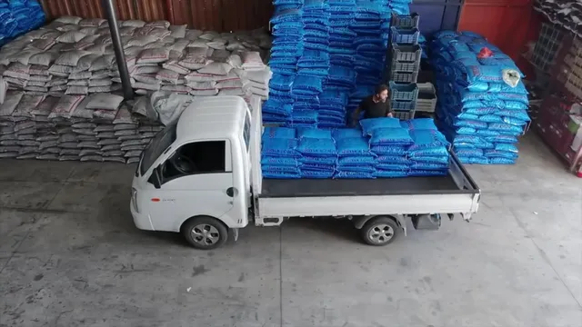 Depoda torbalı kömür stoku